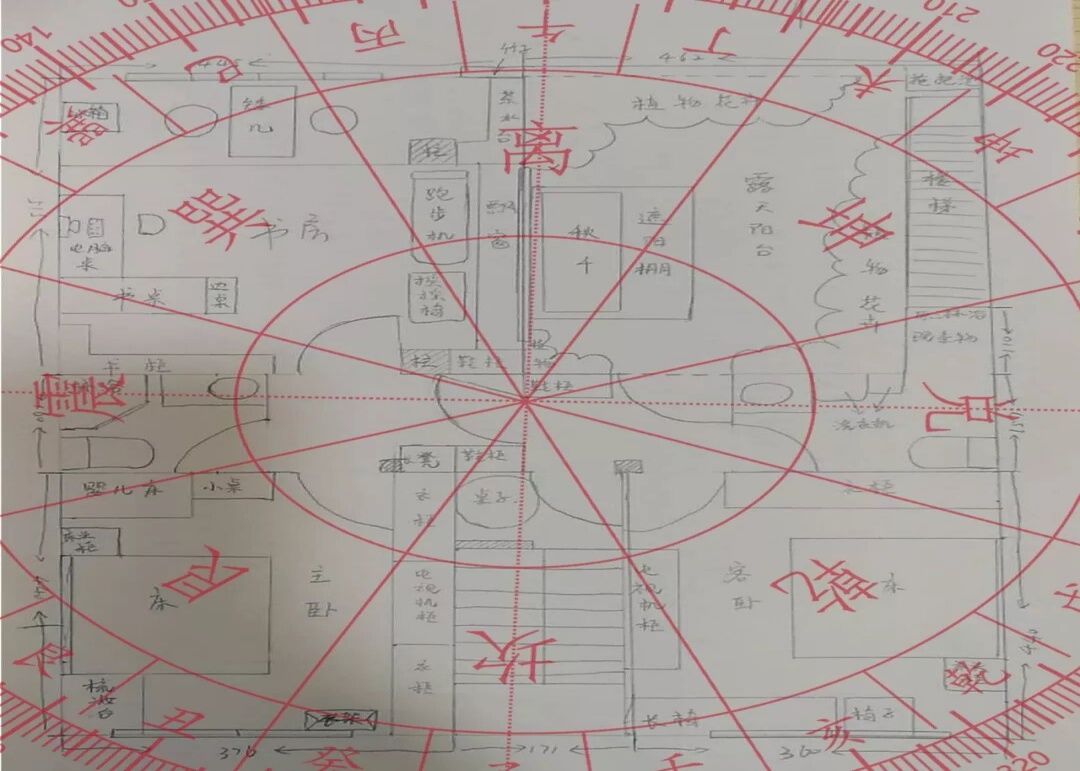 厨房和楼梯放在这里，家里的老人才老生病