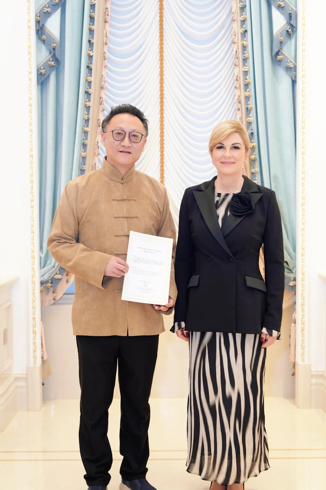 范立 克罗地亚总统颁授国际友好大使 - 神机殿金罗盘奖得主